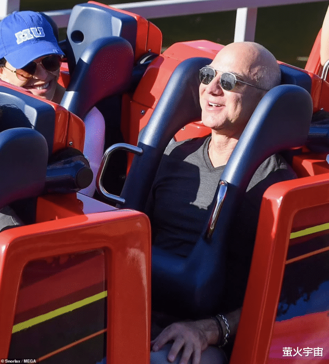 陈小纭|亿亿富翁贝佐斯与女友牵手游迪士尼,52岁女友腹肌好看略有赘肉