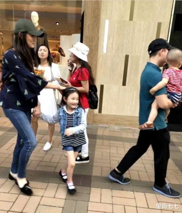 奥莉|李小鹏一家四口逛街,他当奶爸妻子打扮靓丽像模特,奥莉太活泼