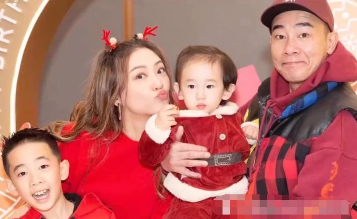 陈小春|陈小春晒小儿子近照,HoHo靠爸爸肩膀上,五官秀气被误认为是女生