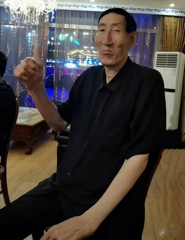 鲍喜顺|巨人鲍喜顺：比姚明还要高十公分，50岁结婚生子，儿子14岁就1米7
