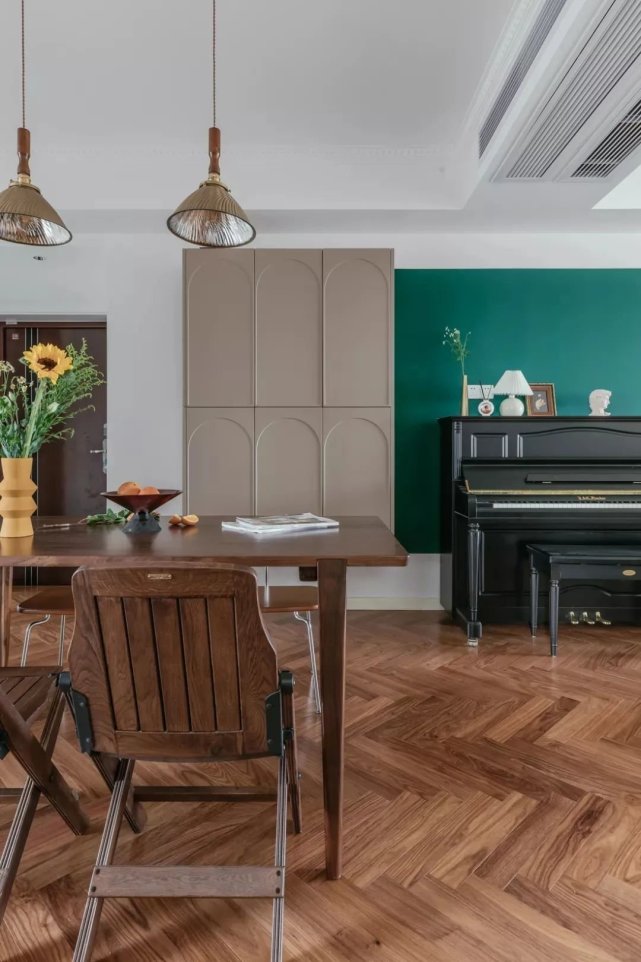 98㎡文艺复古风,大胆跳色+通铺人字拼地板,感受一整屋的浪漫