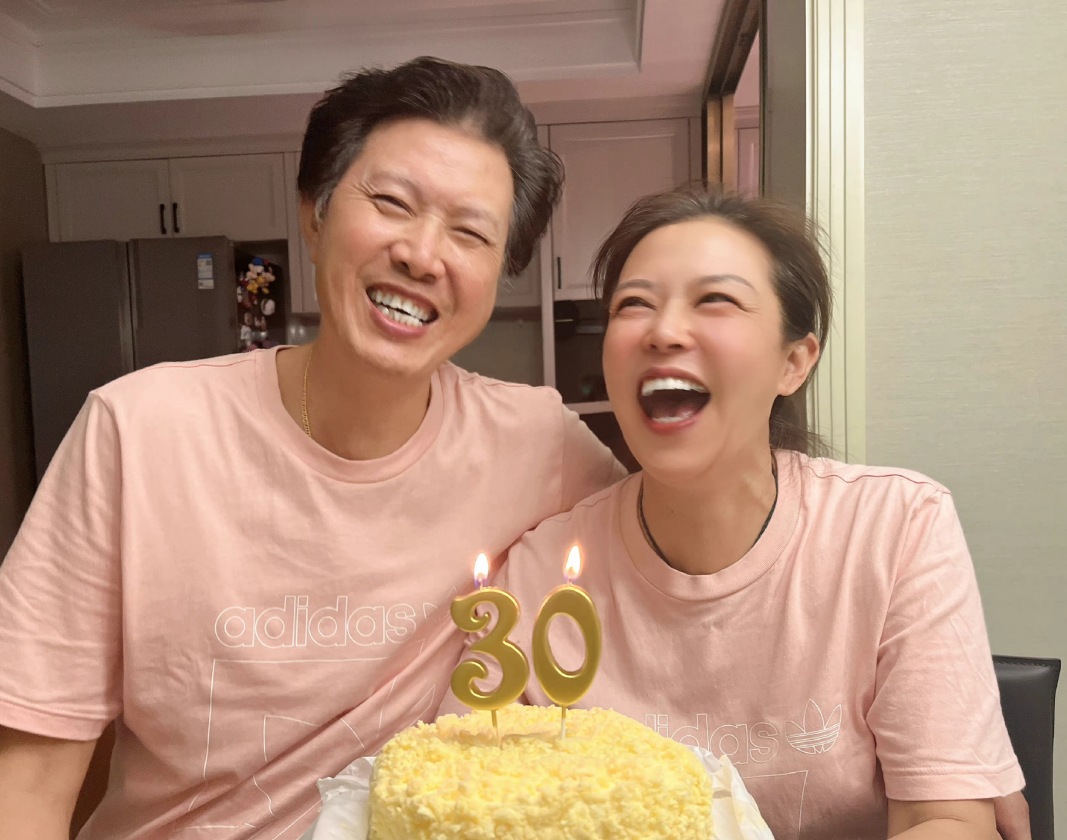 张常宁|张常宁回娘家，父母30年珍珠婚，爱婿吴冠希到场，岳母神似关之琳