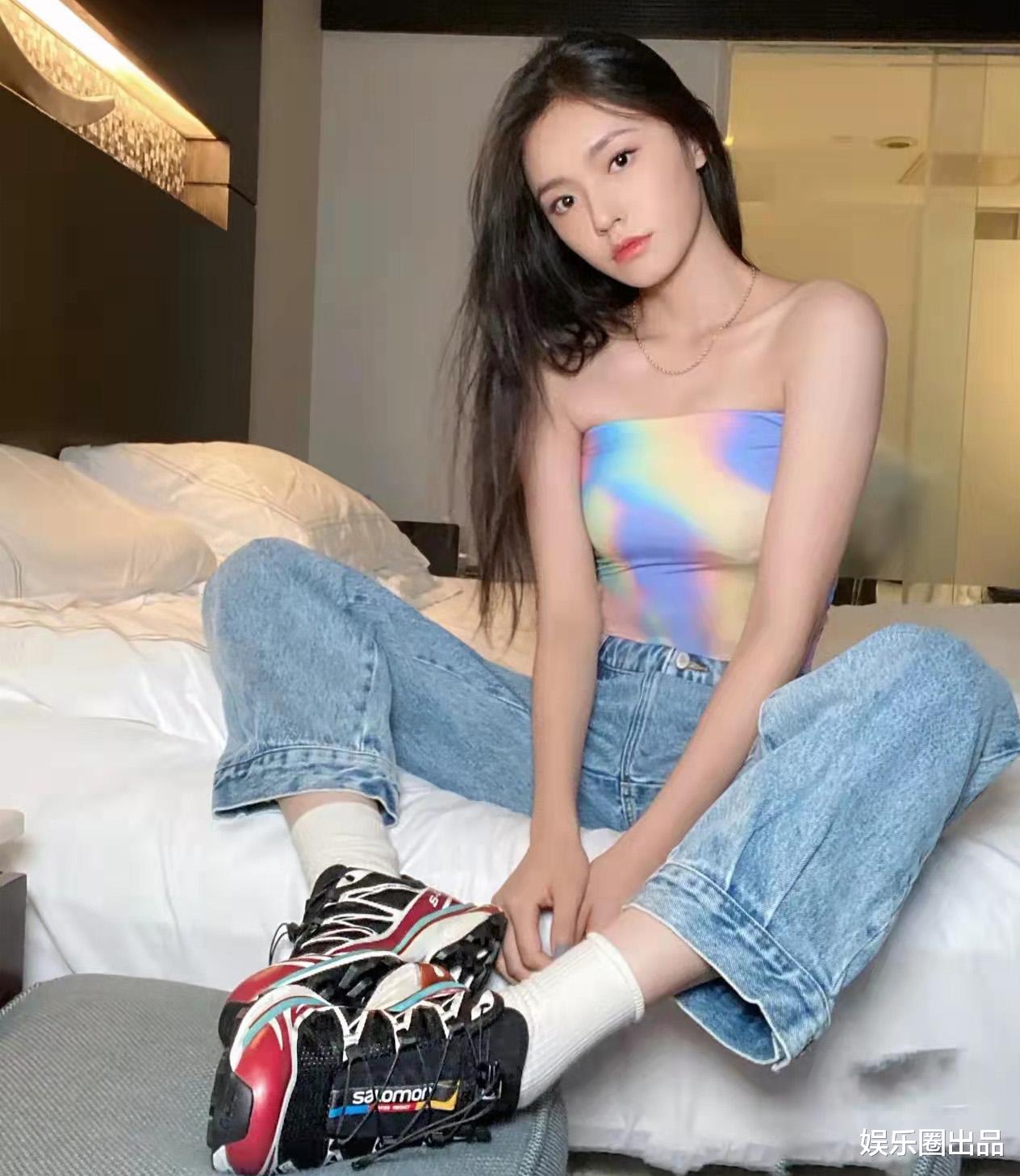 林允|林允穿露肩装拍大片，脚踩凳子惹争议，被指“素质太低”