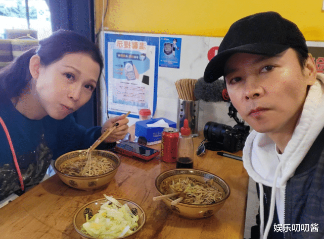 肖鹤云|49岁蔡少芬街头吃素面，肤白貌美似少女，老公张晋白发太吸睛