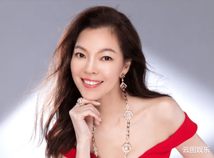 曾馨莹|富士康老板娘陪71岁老公出席活动，47岁穿短裙身材好，渴望生4胎