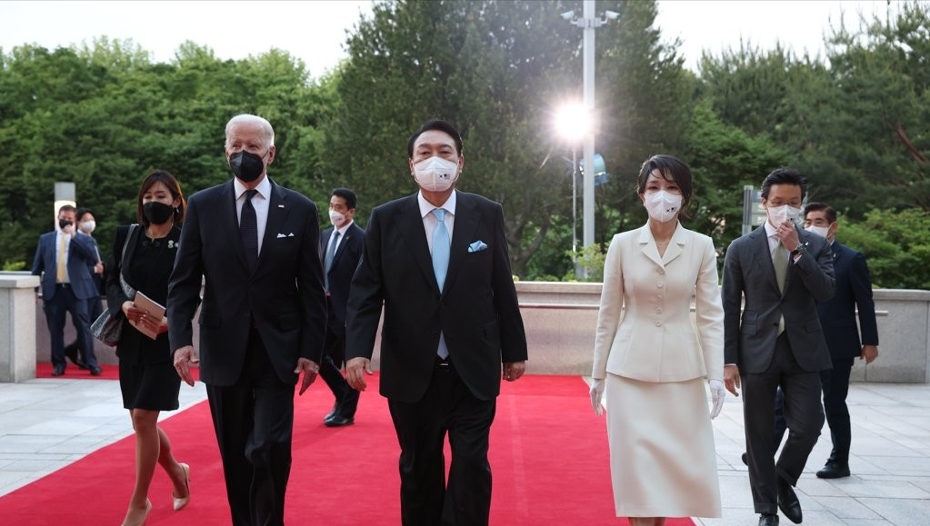 金建希 49岁韩国新第一夫人欢迎拜登！罕见盘起头发更美了，就是脖子前倾