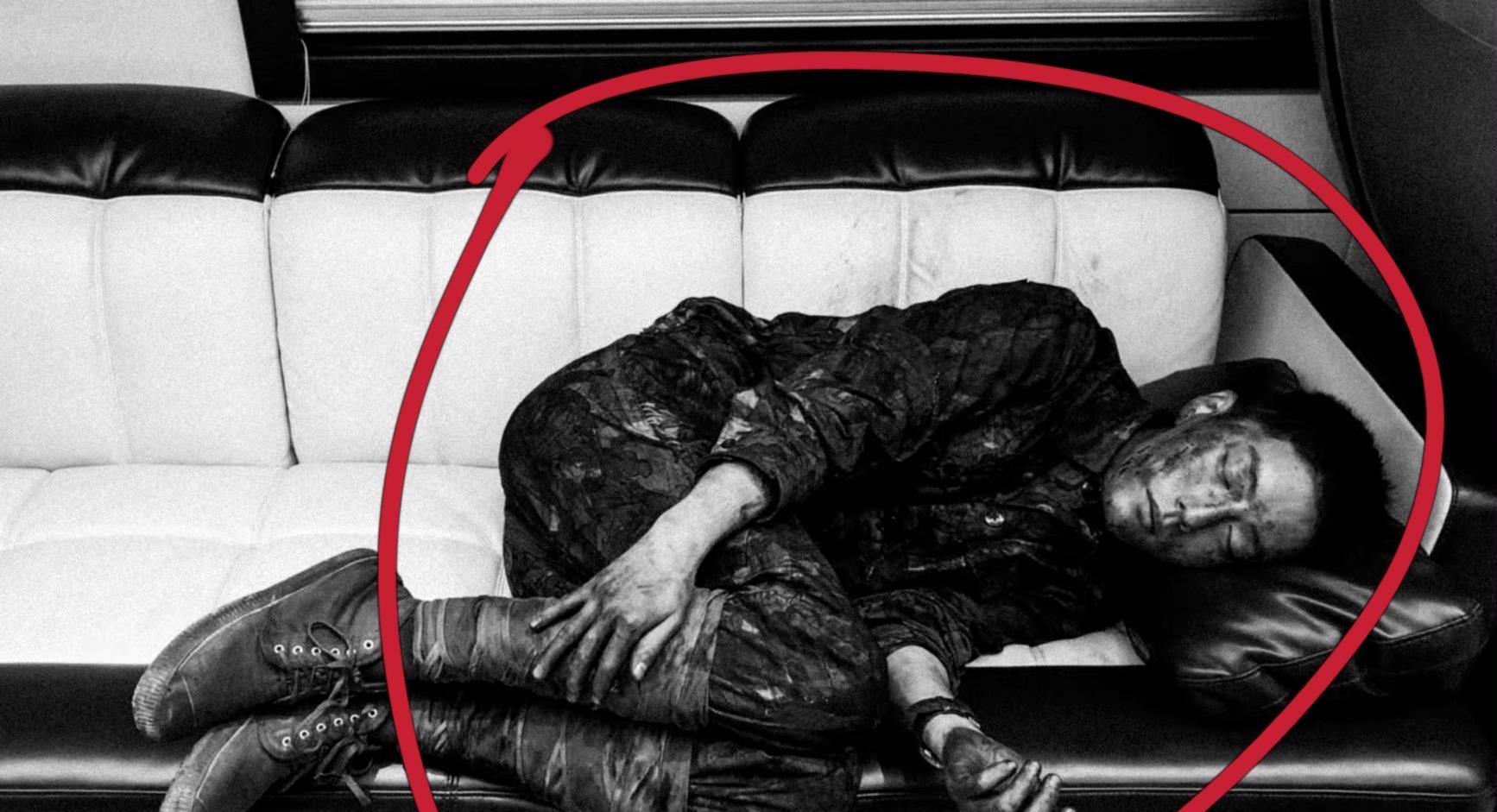 肖战|肖战晒片场“黑白”照10连拍！累的躺沙发上睡着，整个训练太苦了