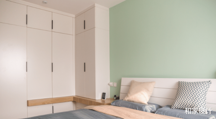 改变卧室传统布局,移动一下床的位置,实现多功能储物空间