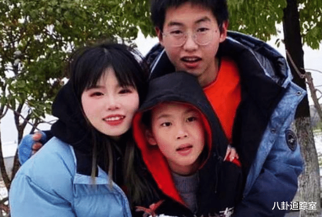 饶敏莉|孙卓动态“富贵味”十足，拿花的手意外抢镜，网友：不刷碗可惜了