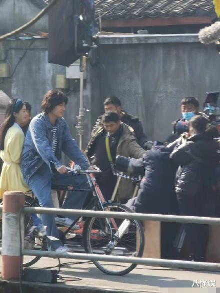 赵丽颖|赵丽颖欧豪拍戏被偶遇，颖宝为新戏增肥脸圆一圈，甩手走路好欢快