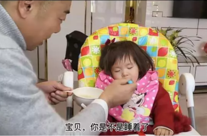 杭州坠楼女童父亲现状:吃饭时还给女儿剥虾,出行时带女儿的遗物