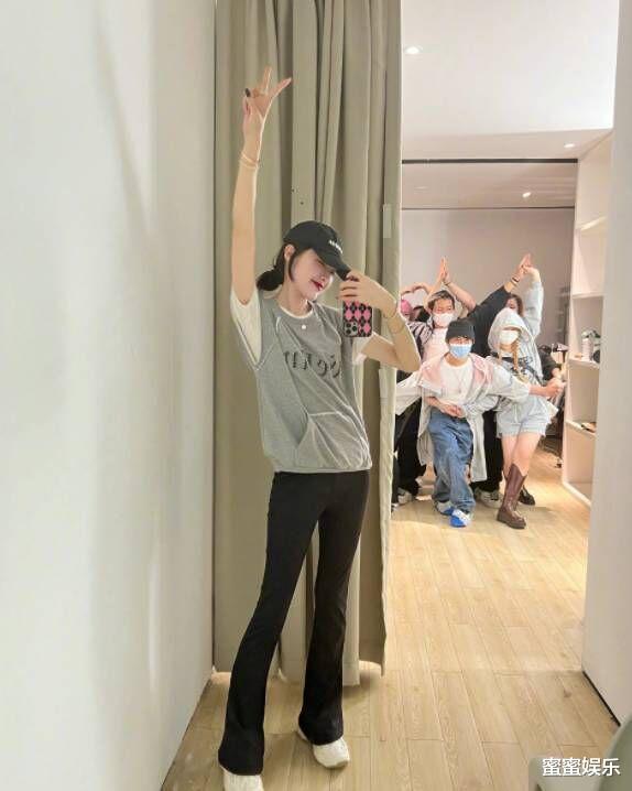 张力|唐嫣暂不复出工作,全职接送两岁女儿上学,感慨:我每天都很忙