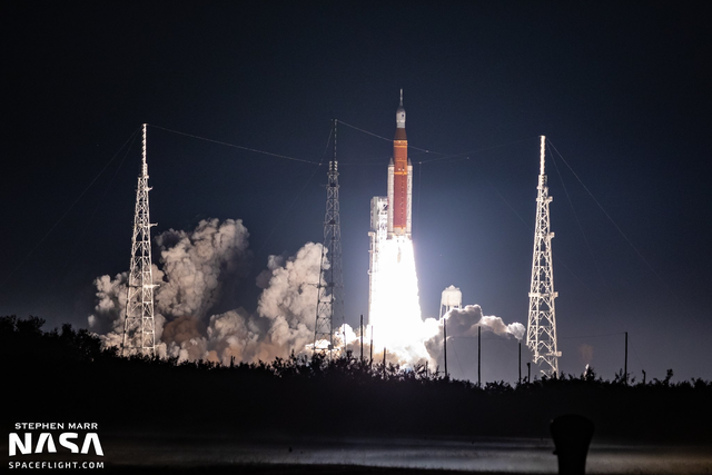 NASA第一发登月火箭升空,一鸽再鸽技术旧,谁先载人登月可能难说
