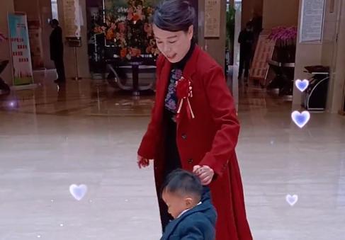 律师|许敏律师外出钓鱼,鱼被网子捞起暗示一网打尽,网友:天要亮了