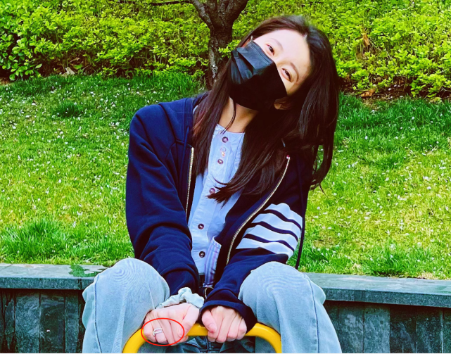 孙杨|孙杨现身张豆豆老家,两人当街搂抱牵手好甜,女方无名指戒指抢镜