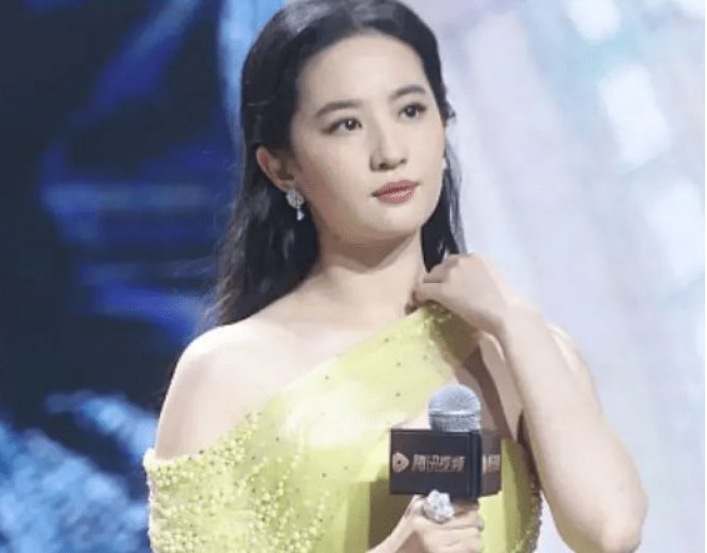 刘亦菲|34岁刘亦菲出席活动，身材圆润显富态，网友喊话女神管理下身材
