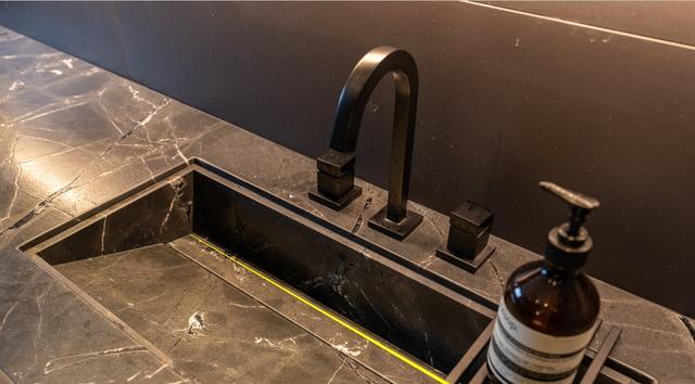 身边的人用事实证明,面盆还是要做一体式斜坡设计,排水明显更好