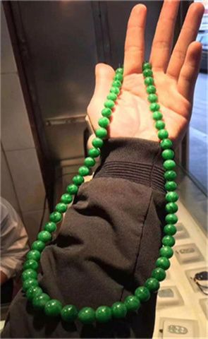 翡翠|同一块翡翠原石起的货,结果却截然不同!看着眼馋!