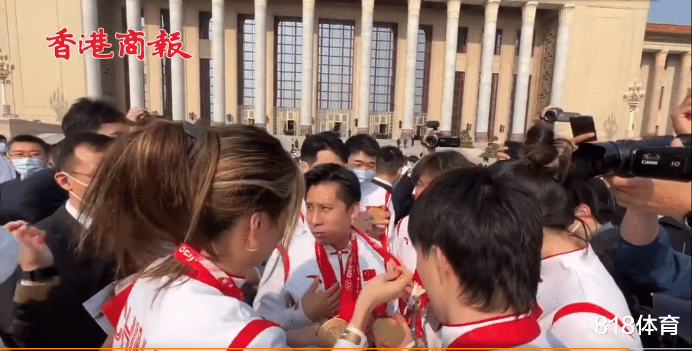 韩聪 凡尔赛! 韩聪佩戴中国冬奥9块金牌嘚瑟, 谷爱凌摘下一块: 这是我的之一