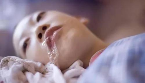 案例:与女网友发生关系后,女网友出现异常,男子将其抛弃后死亡