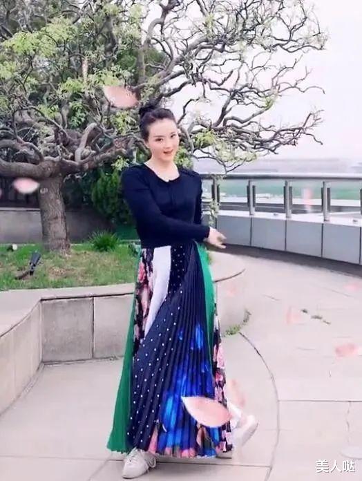 后遗症|48岁王艳为复出拼了！直播穿花裙卖力热舞秀窈窕身段，彻底豪门梦碎