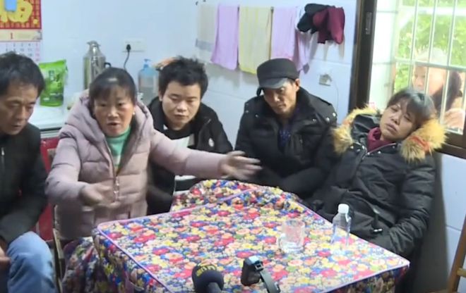 女子新婚后跳楼昏迷,丈母娘讨要说法时,丈夫:看她的手机