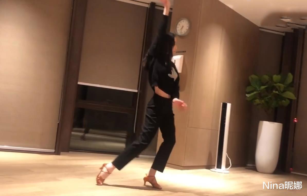 倪妮|真是真人不露相!倪妮穿露脐卫衣配5cm高跟鞋大秀舞姿,正式进军唱跳圈