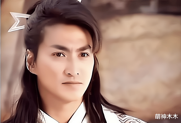 何家劲|62岁何家劲近况曝光，大汗淋漓陪员工踢足球，不顾形象坐地上