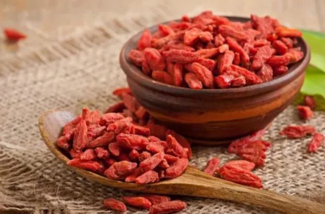 小米粥|每晚睡前“生嚼几粒枸杞”,一段时间过后,身体会得到哪些好处?