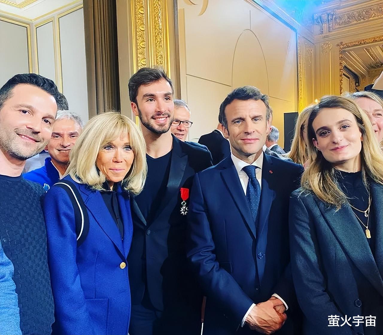 埃马纽埃尔·马克龙|68岁马克龙夫人久违现身，小动作示爱44岁丈夫，忘情相拥爱得热烈