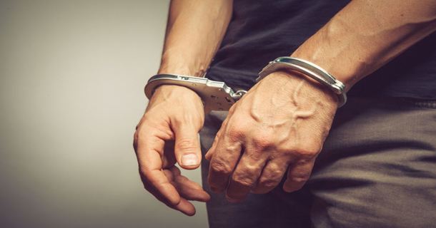 当街杀害女友,男子伪装多年终暴露,警方:指纹是破案线索