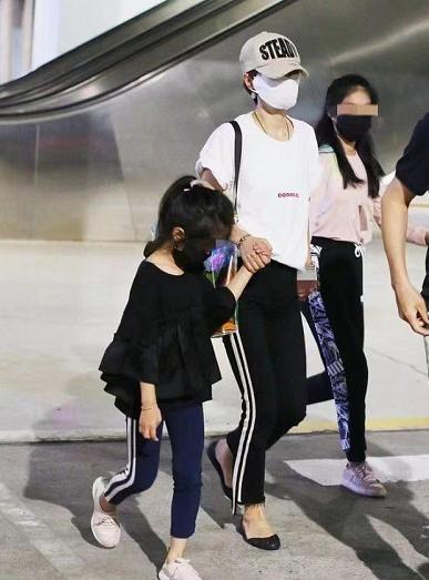 王诗龄|6位父母离异的星二代，王诗龄一年学费25万，甜馨住千万豪宅