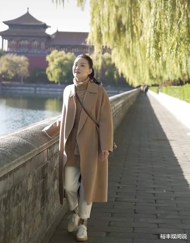 王艳|王艳懒理老公被抓传闻！街头买糖葫芦享受快乐时光，却被发现端倪