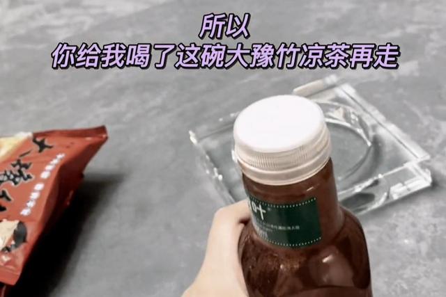 女子远赴河南陪男友创业8年,结果他要跟别人订婚,网友:想不通