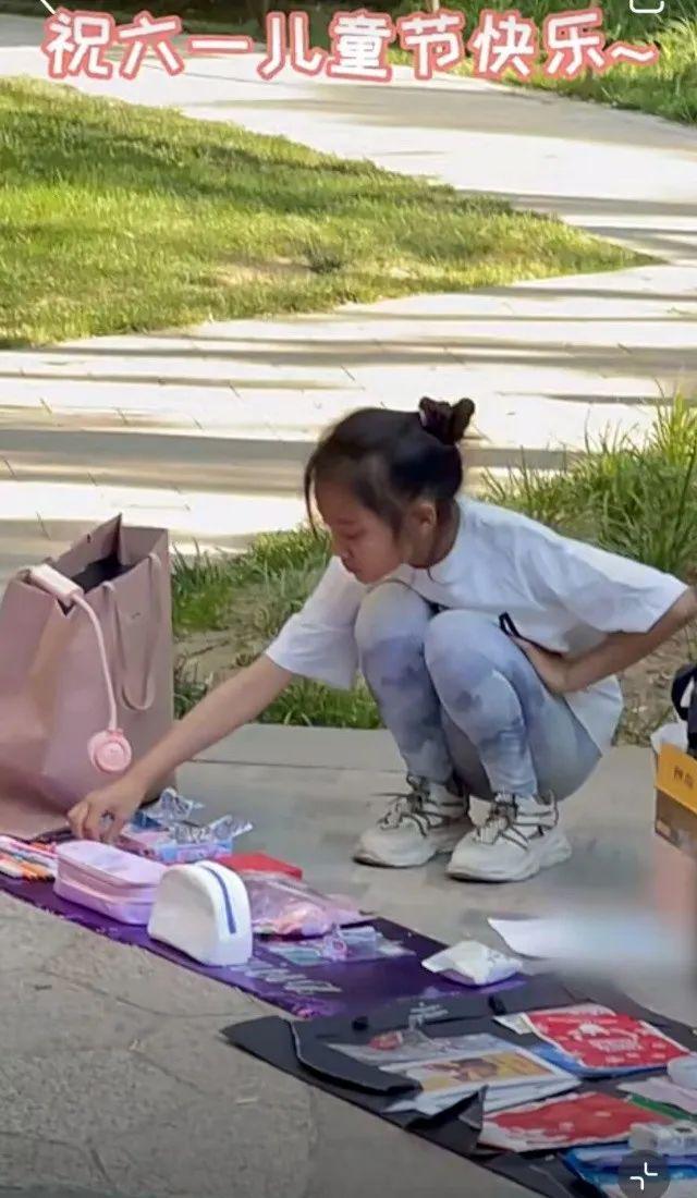 蛋白质 李小璐对女儿都耍心机！自己打扮洋气时髦，甜馨穿T恤尽显普通范