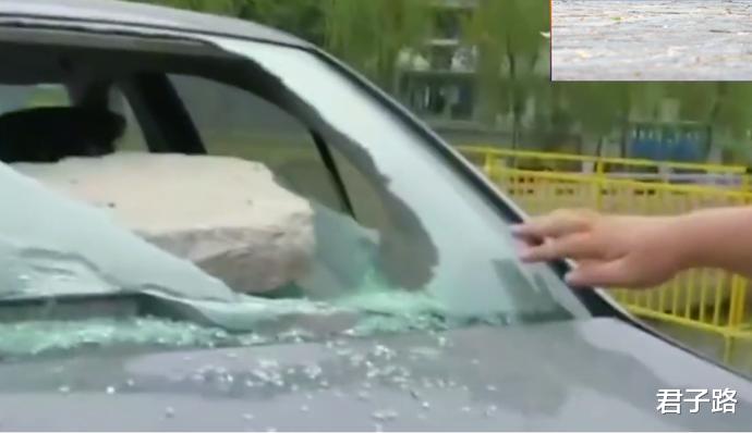 堵住小区路口一个月不挪车,男子新车被砸烂,居民纷纷拍手称快