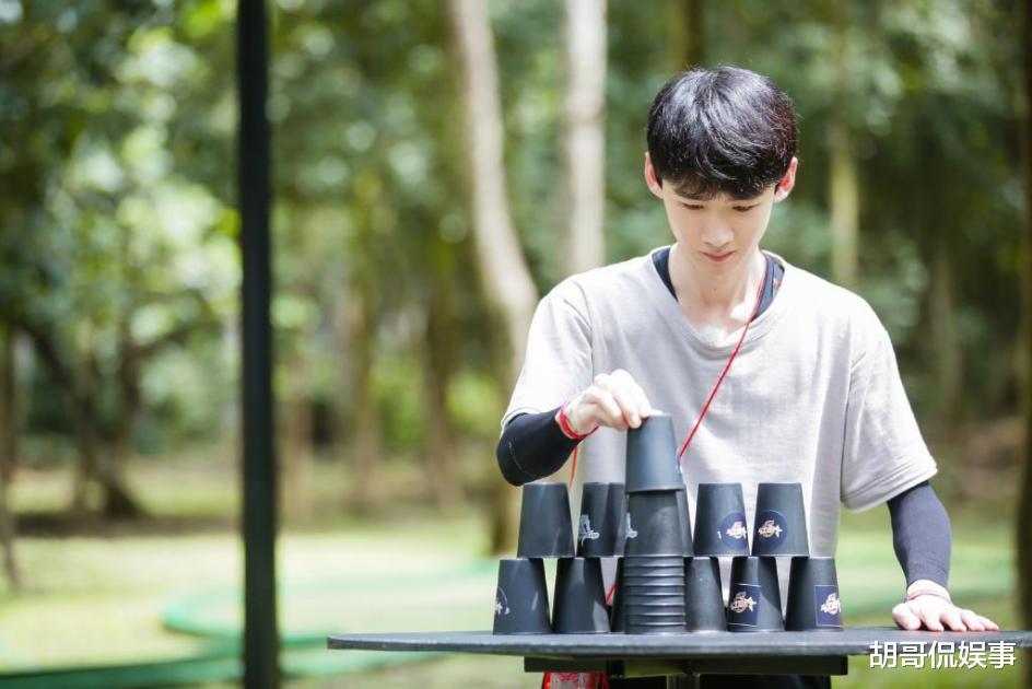 白敬亭|白敬亭挖煤养你，迟早笑死在评论区，你粉上他的逗比性格了吗？