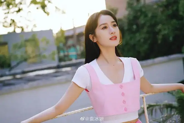 袁冰妍|于正在晚宴上和袁冰妍合影，曾经因为吴谨言而放弃了妻子？