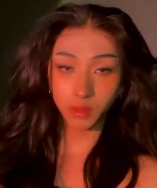 周迅|伊能静儿子哈利更新动态，装扮和风格大变，大波浪造型尽显女人味