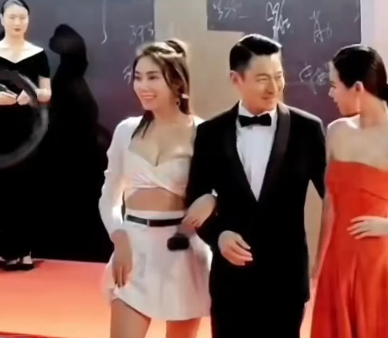 刘德华|刘德华走红毯突发意外，被网红冲上前，搂住胳膊，蹭热度明显