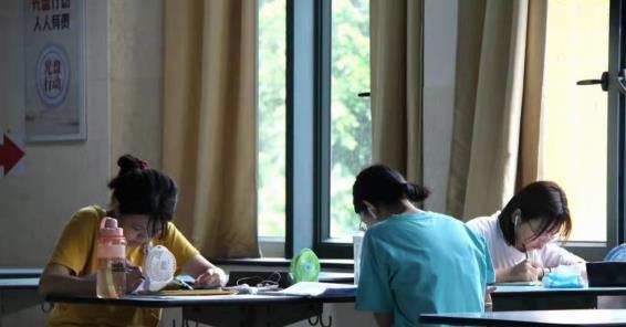 |“不招网课毕业生”,被HR一句话整破防了,大学生实在太难了