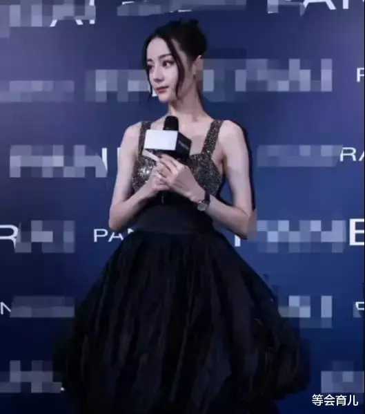 迪丽热巴|狗仔:偷拍热巴一年,不是吃就是宅家,一个人躲在地下道取暖