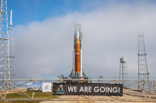 摊牌!美国重启登月计划,NASA局长坦言,不准让中国抢先登陆月球