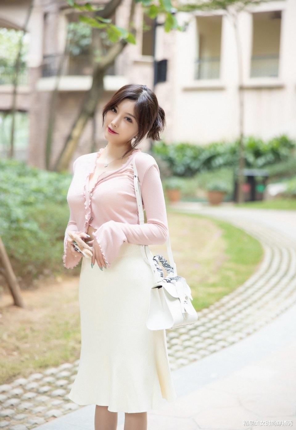 辽宁省|粉色的小衫,下身搭配一件白色半身裙,甜美时尚又性感迷人