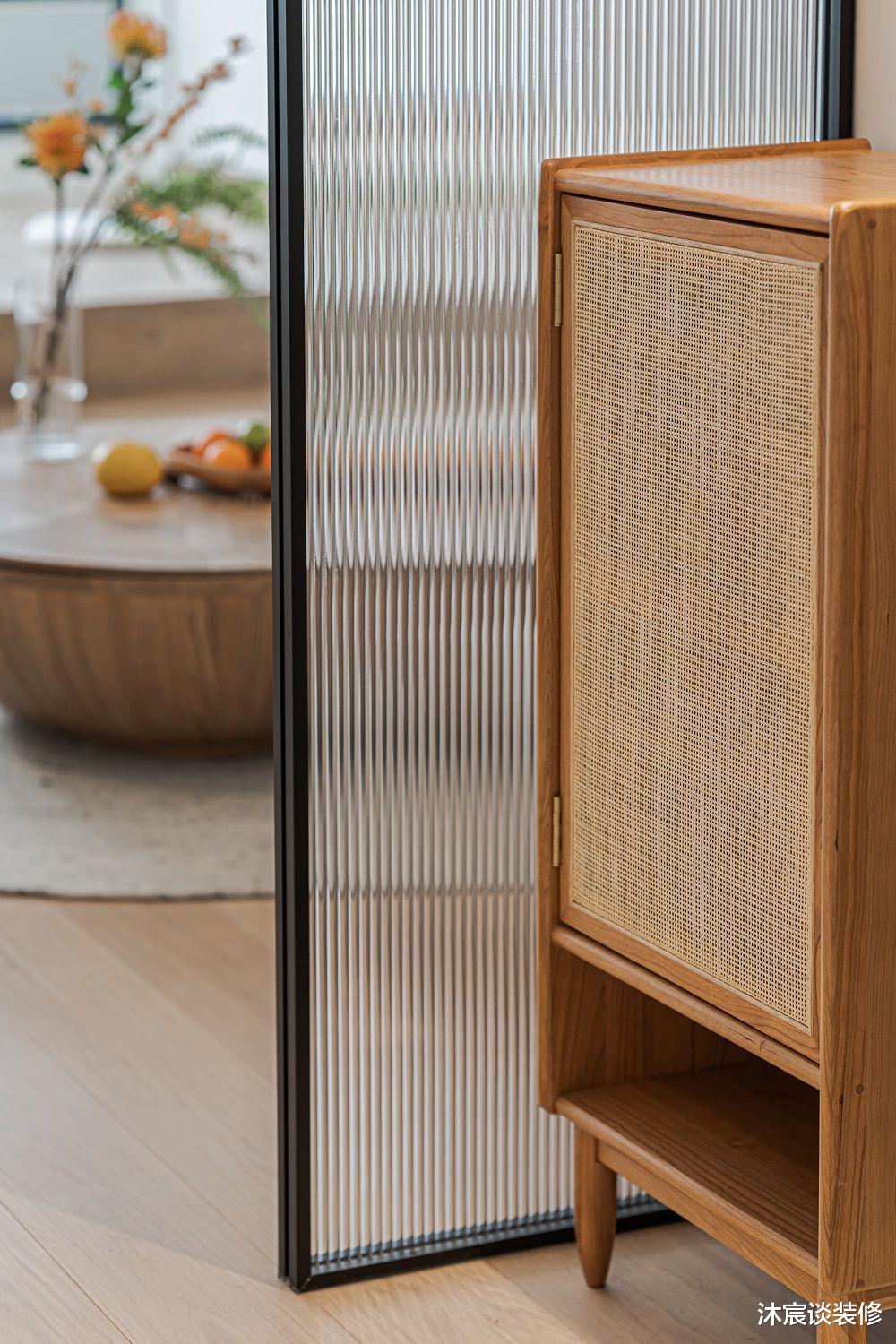 好喜欢她家,除了有令人羡慕的多功能休闲阳台,室内也很实用大方