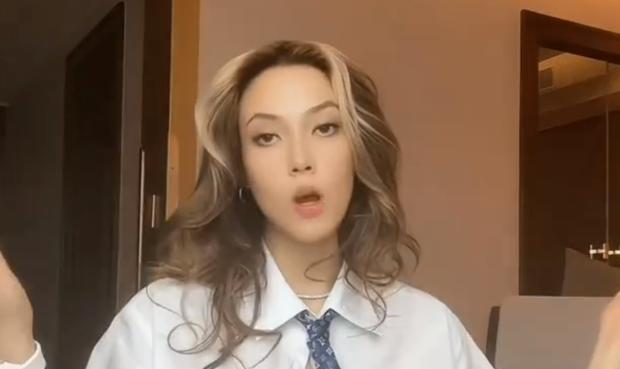 谷爱凌|穿吊带披制服跳舞！谷爱凌嘴里念念有词，网友：受美国文化影响大