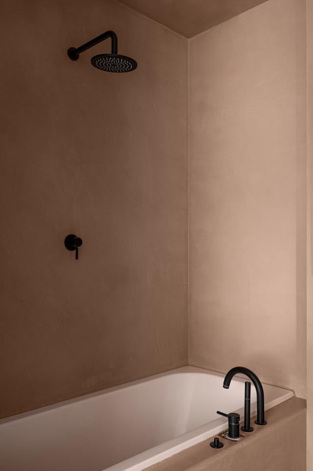 小家也有自己独特性,原木砖墙灰水泥天花板,52平空间充满温馨感