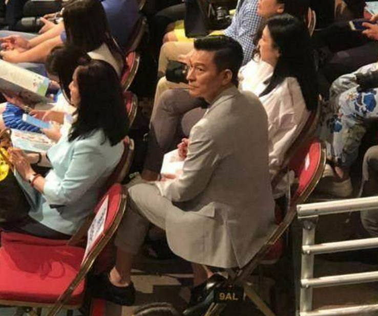 刘德华|刘德华夫妇现身女儿学校！独自背包不带助理，一旁朱丽倩气质绝佳