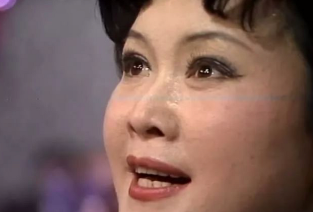 春晚|历年春晚九大神仙舞台!赵丽蓉意外摔倒跪地,李谷一连唱九首歌