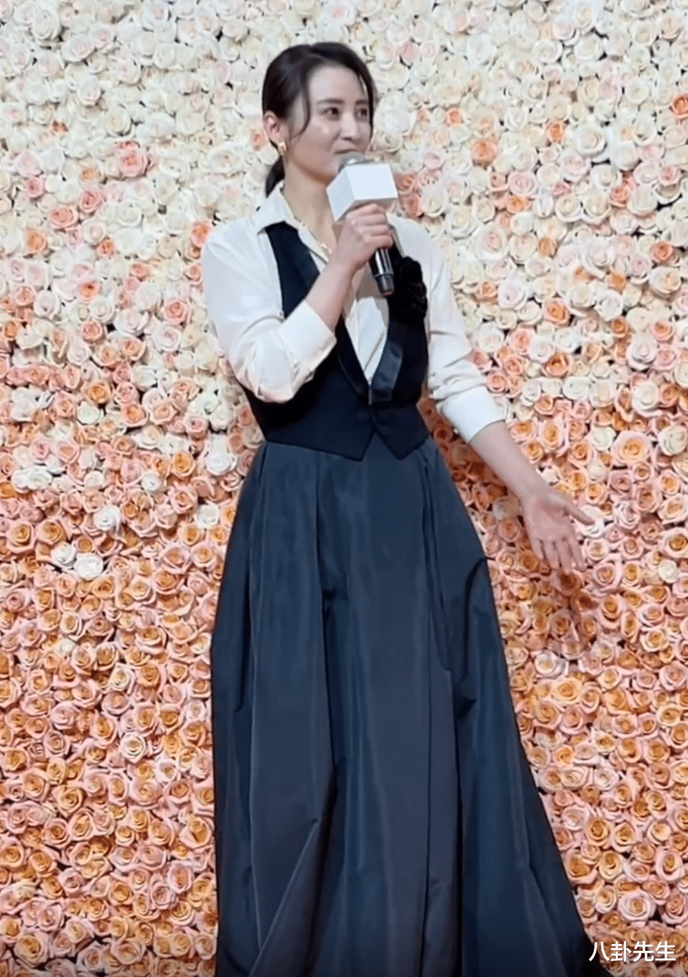 倪妮|17位女星同场比美：倪妮穿得像广场舞阿姨，赵今麦打扮成熟略违和